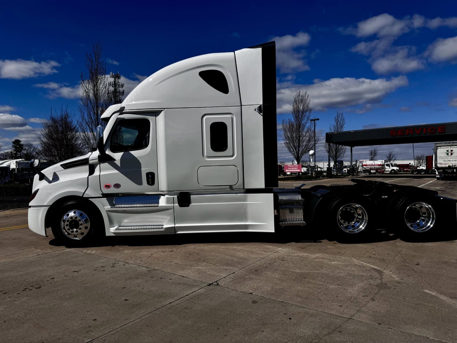 Freightliner Cascadia 126 — photo 1